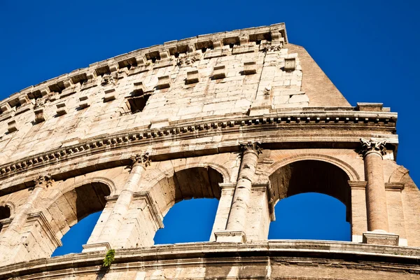 Colosseum s modrou oblohou — Stock fotografie