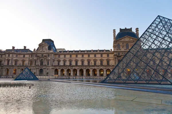 Louvre museum ingang — Stockfoto