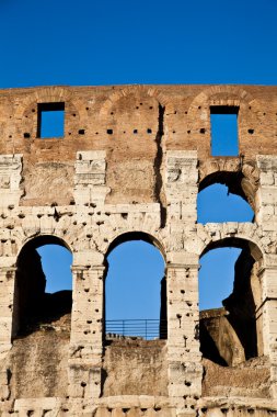 Colosseum mavi gökyüzü ile