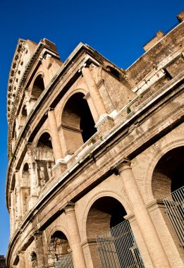 Colosseum mavi gökyüzü ile