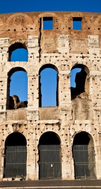 Colosseum mavi gökyüzü ile