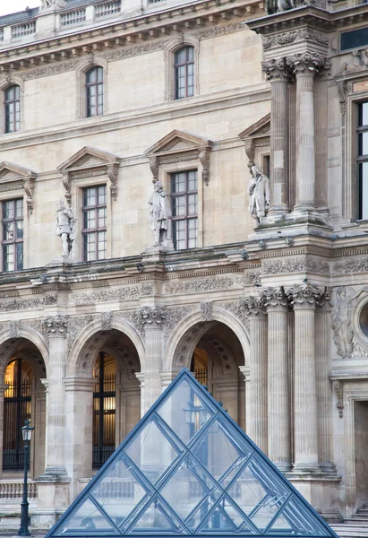 Вход в музей Лувра — стоковое фото