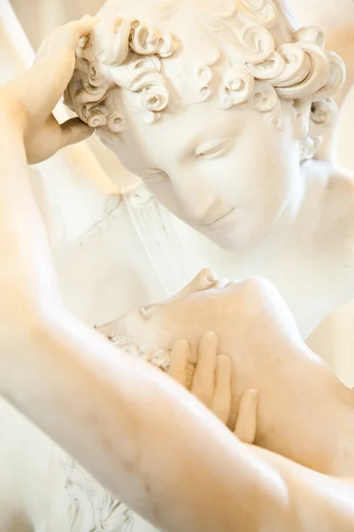 Psyche revived by Cupid kiss — Stock Photo, Image