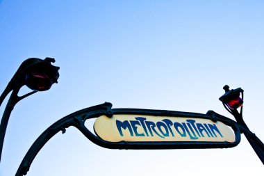 Paris metro istasyonu girişi