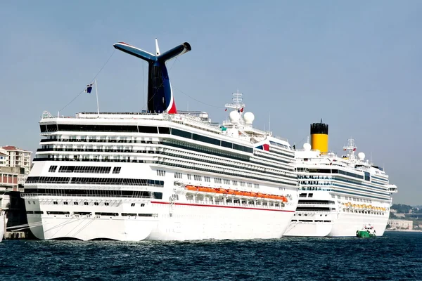 Cruise ships — Stock Photo, Image