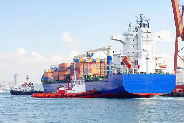Navio porta-contentores e rebocadores — Fotografia de Stock