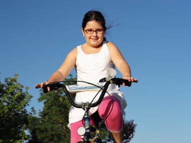 Bisiklet süren kız