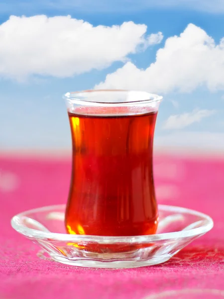 Стакан турецкого чая — стоковое фото