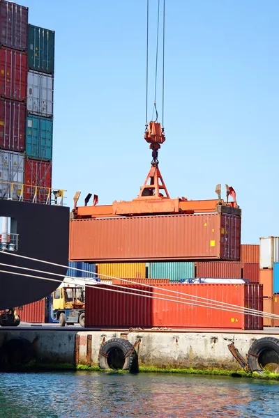 Container op lift — Stockfoto