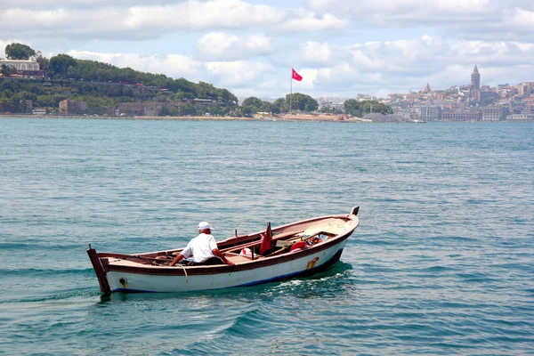 Fisher boat sails into harbor — Stock Photo, Image