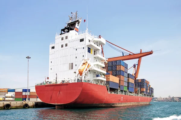 Piros konténerszállító hajó — Stock Fotó