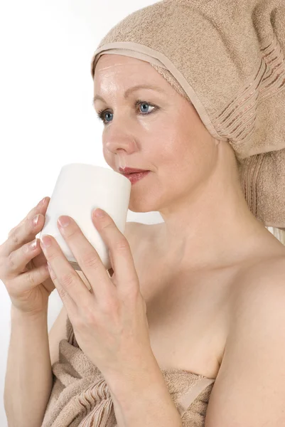 Frau mit einer Tasse in der Hand. — Stockfoto