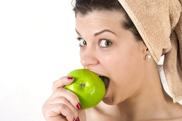 Beautiful young woman beating an apple. — Stock Photo, Image