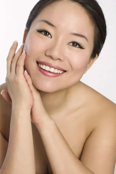 Porträtt av ung och vacker asiatisk kvinna. — Stockfoto