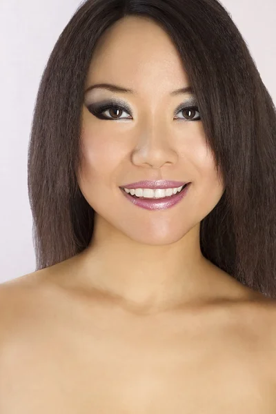 Porträtt av ung och vacker asiatisk kvinna. — Stockfoto