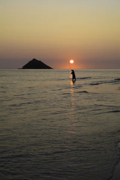 Рибалка на сході сонця на Гаваях — стокове фото
