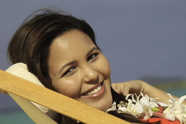 Гавайская женщина в бикини на пляже — стоковое фото