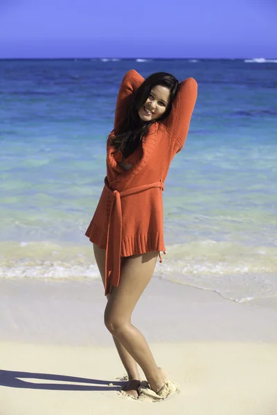 Hawaiian vrouw in sweateron het strand — Stockfoto