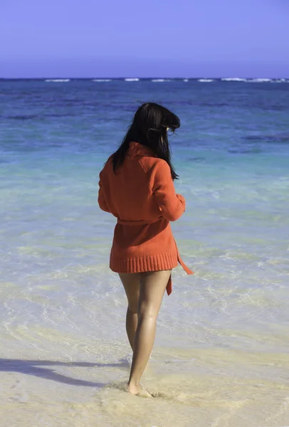 Hawaiian woman in sweateron the beach — Stock Photo, Image