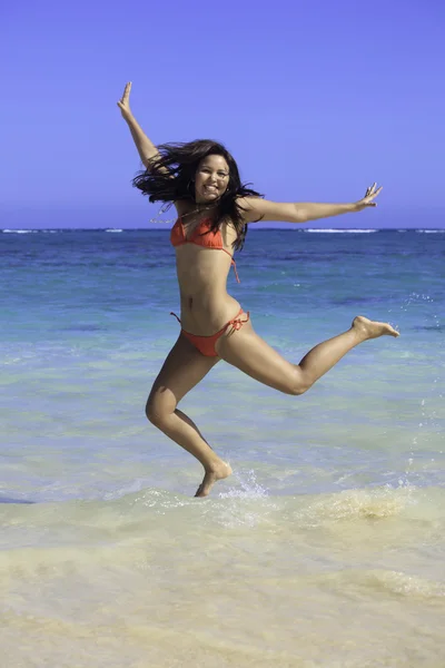 Mujer hawaiana en bikini en la playa — Foto de Stock