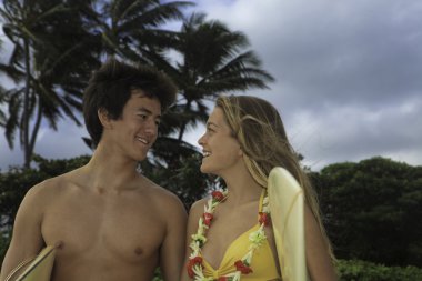 genç bir çift onların surf Komiteler ile sahilde
