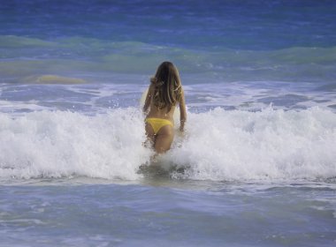 genç kadın Hawaii'ye sörf
