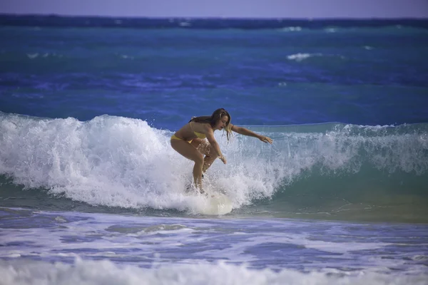 하와이에서 서핑 하는 젊은 여자 — 스톡 사진