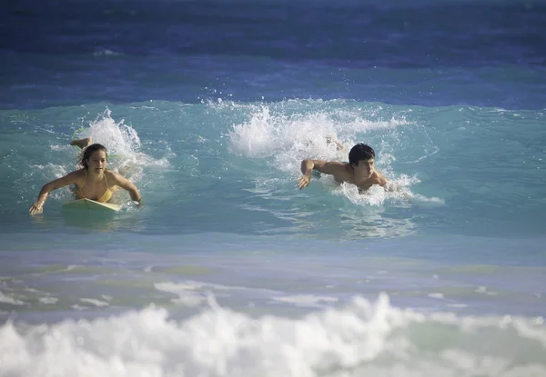 Casal jovem surfar em hawaii — Fotografia de Stock