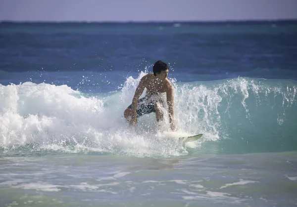 Adam Hawaii'de sörf — Stok fotoğraf