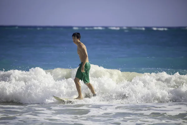 Muž surfování na Havaji — Stock fotografie
