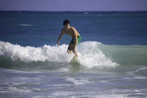 Człowiek surfowanie na Hawajach — Zdjęcie stockowe