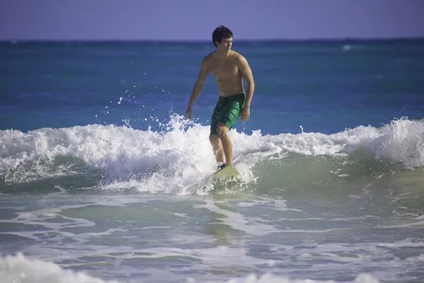 Uomo che fa surf alle Hawaii — Foto Stock