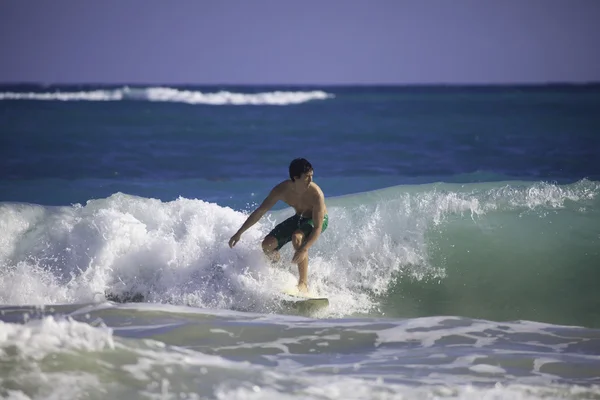 ハワイでのサーフィン男 — ストック写真