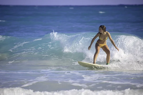 Junge Frau surft auf Hawaii — Stockfoto