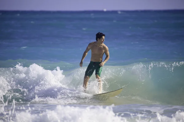 Man surfar på hawaii — Stockfoto