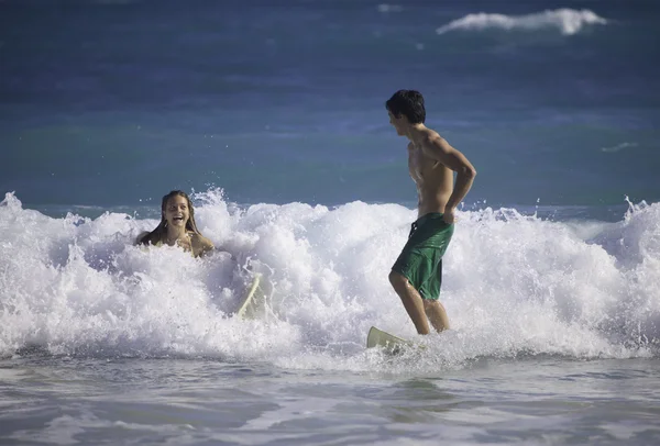 Pareja joven surfeando en hawaii — Foto de Stock