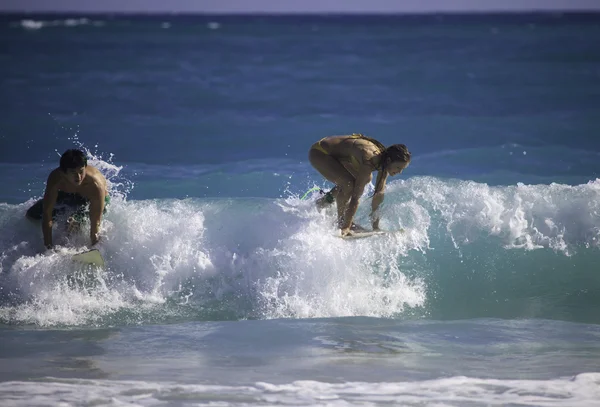 Fiatal házaspár a hawaii szörf — Stock Fotó