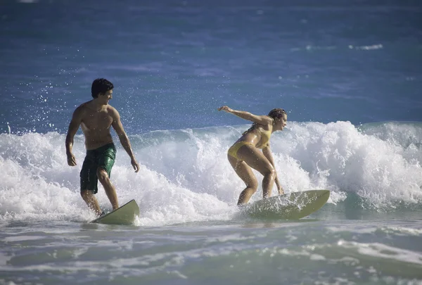 하와이에서 서핑 하는 젊은 부부 — 스톡 사진