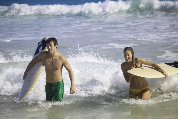 하와이에서 서핑 하는 젊은 부부 — 스톡 사진