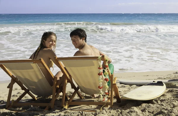 Молода пара на пляжі на Гаваях — стокове фото