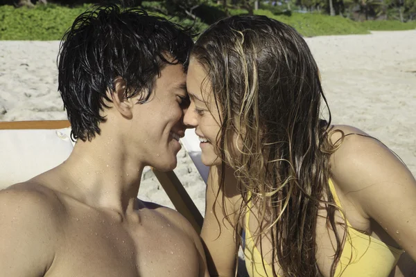 Jovem casal beijando — Fotografia de Stock