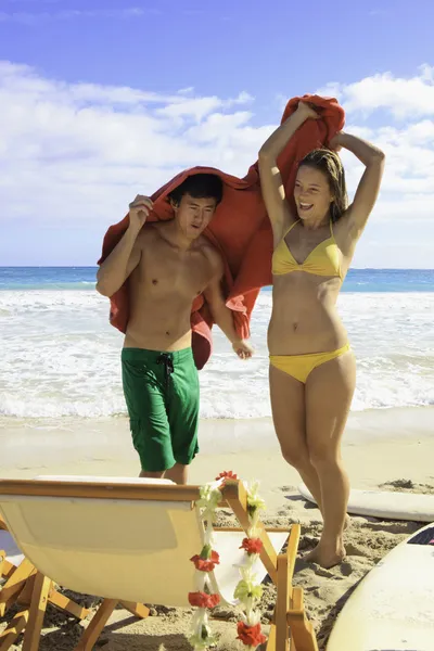 Ungt par på stranden i hawaii — Stockfoto