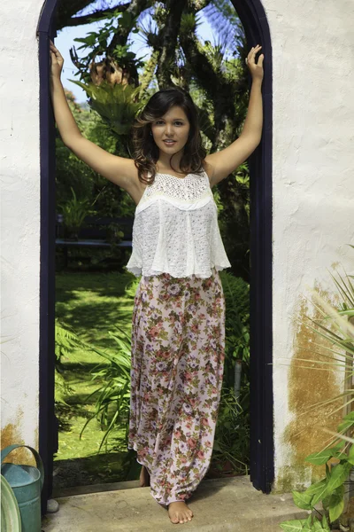 彼女は庭に戸口にポリネシアの女性 — ストック写真