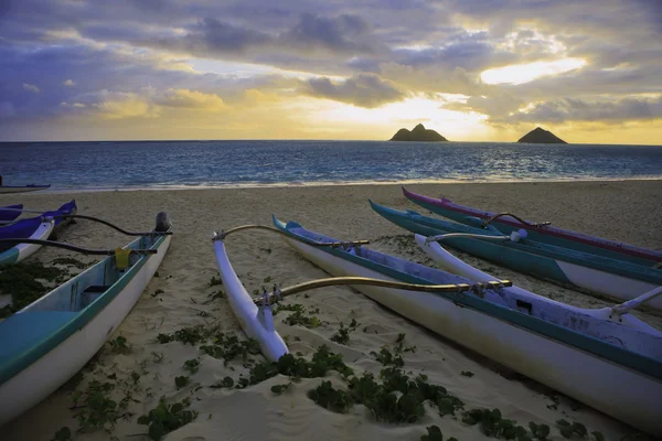 Outrigger canoes on the beach — Stock Photo, Image