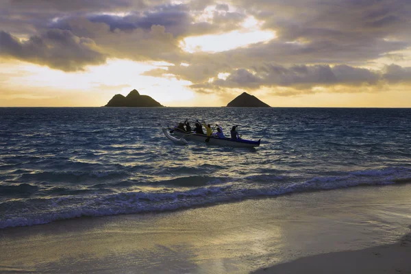 Una canoa de outrigger se dirige al mar —  Fotos de Stock