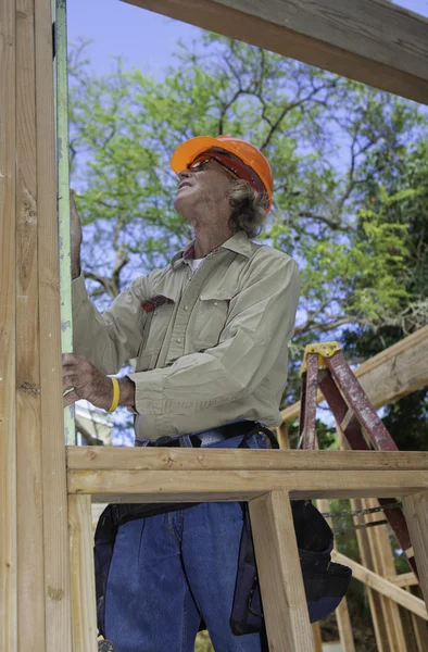 Trabalhador sénior da construção masculina — Fotografia de Stock