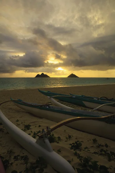 UTRIGGARE kanoter på stranden — Stockfoto