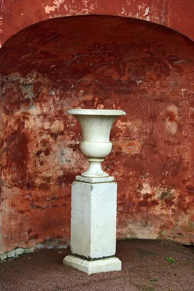 Marmorvase auf dem Hintergrund einer verunstalteten antiken Mauer — Stockfoto