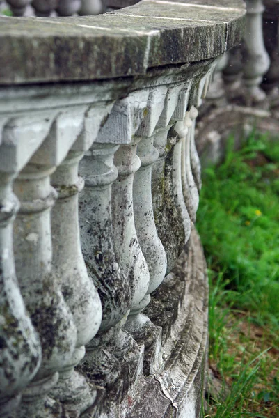 ペテルゴフの古代様式の防護柵 — ストック写真