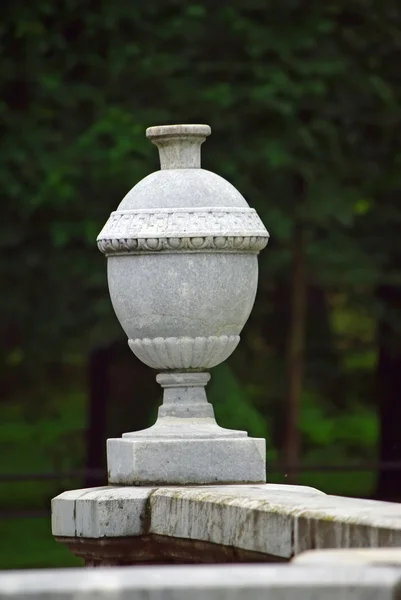台座の上の花瓶。庭の芸術 — ストック写真